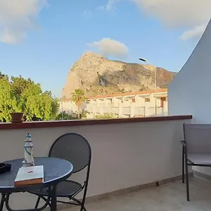 appartamento-dino-con-veranda.sicilyhotelsitaly.net/