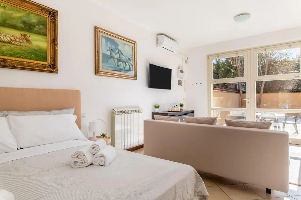 Apartment { White Garden } -Comfort, Parking & Wi-Fi- Lucca