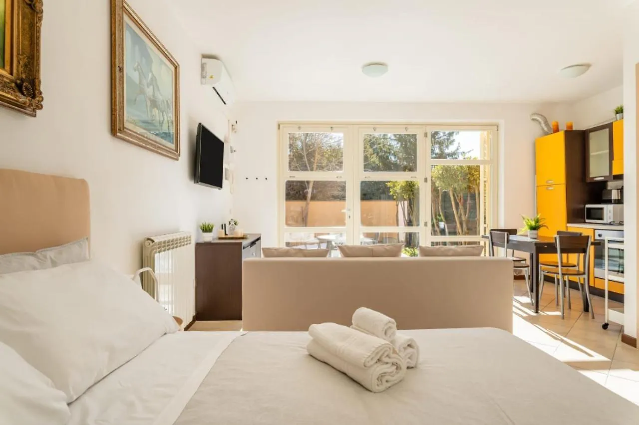 Apartment { White Garden } -Comfort, Parking & Wi-Fi- Lucca Italy