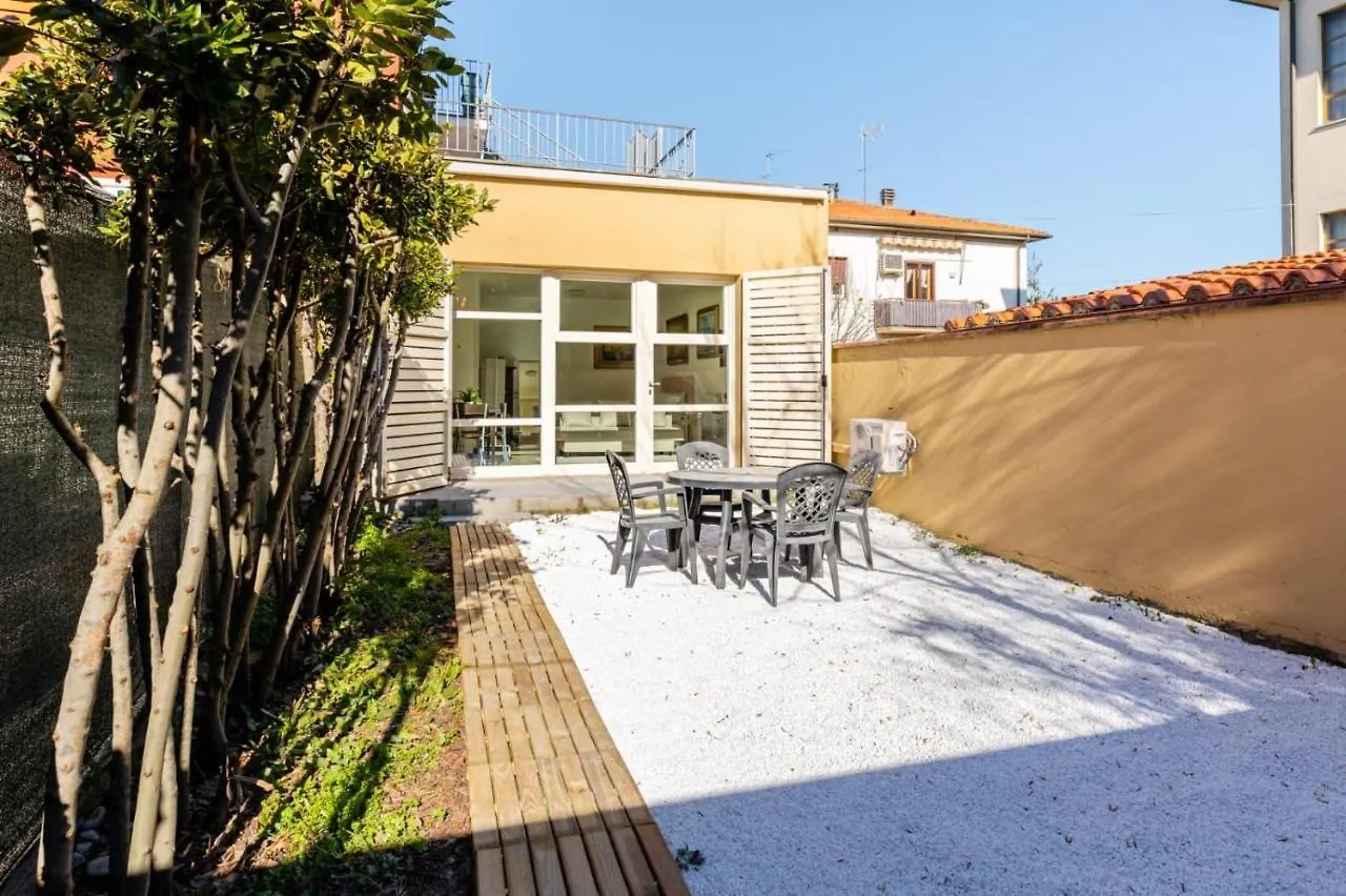 Apartment { White Garden } -Comfort, Parking & Wi-Fi- Lucca