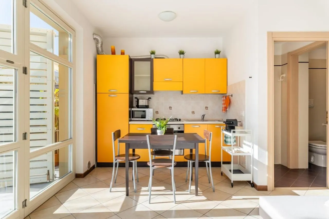 { White Garden } -Comfort, Parking & Wi-Fi- Lucca 0*,