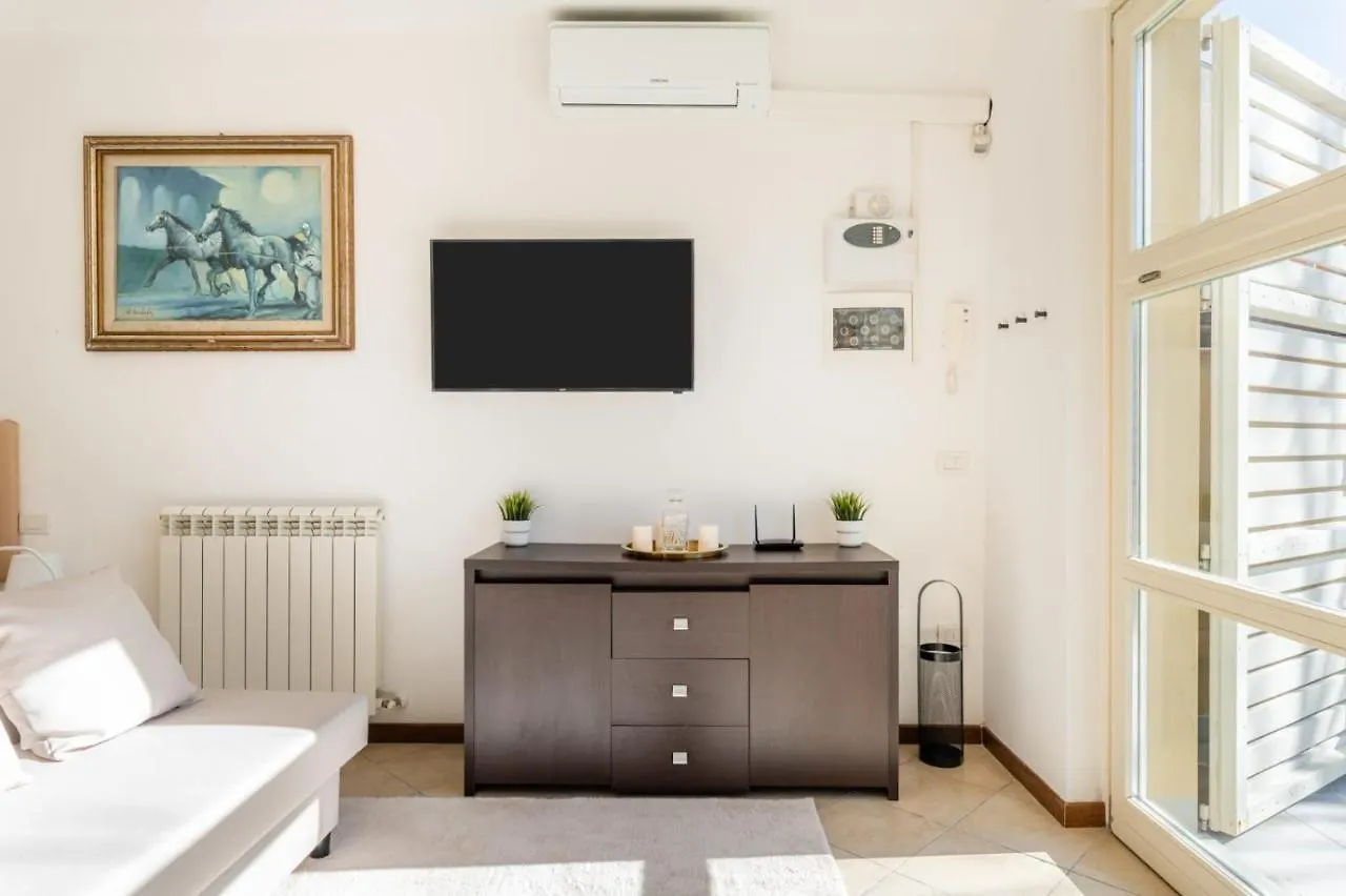 { White Garden } -Comfort, Parking & Wi-Fi- Lucca Apartment