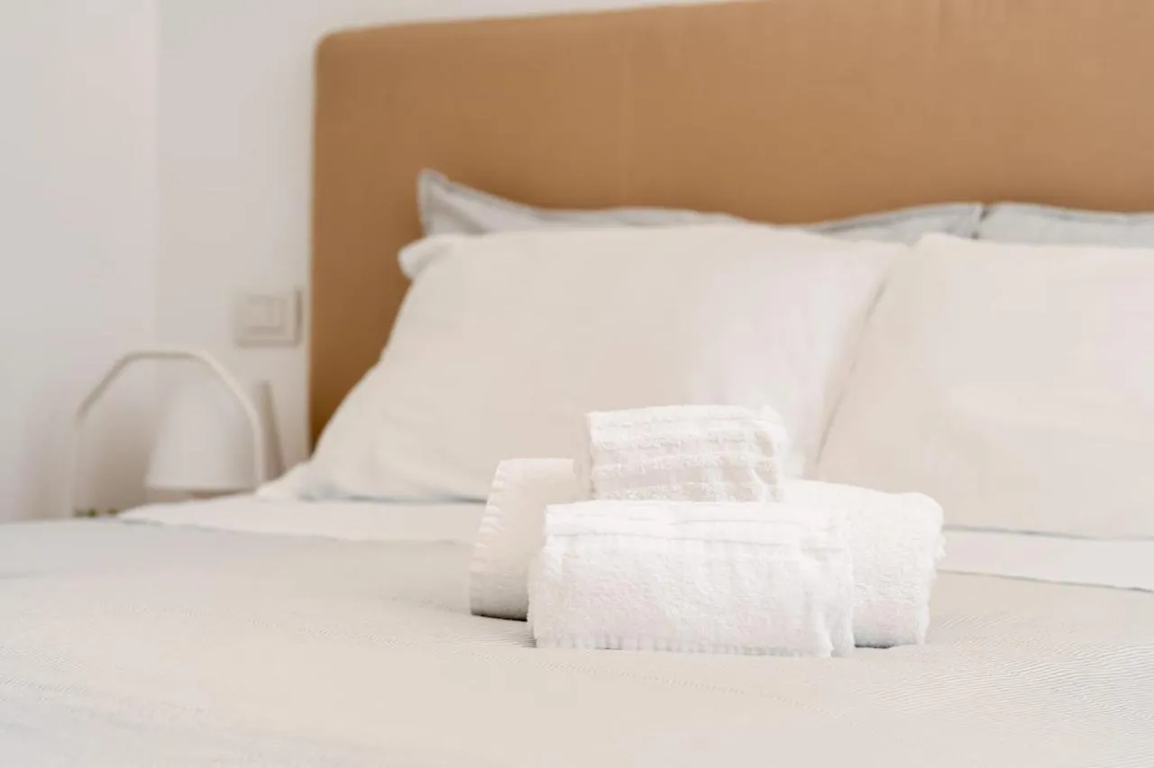 { White Garden } -Comfort, Parking & Wi-Fi- Lucca Italy