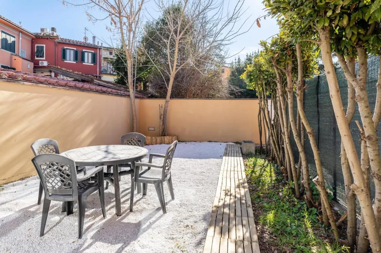 { White Garden } -Comfort, Parking & Wi-Fi- Lucca Apartment